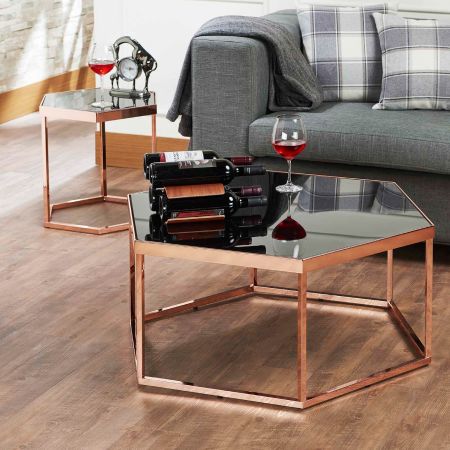 Az asztal lábának csatlakozása.